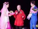 “皇后”嫁“格格” 78岁容嬷嬷打飞的赴婚礼