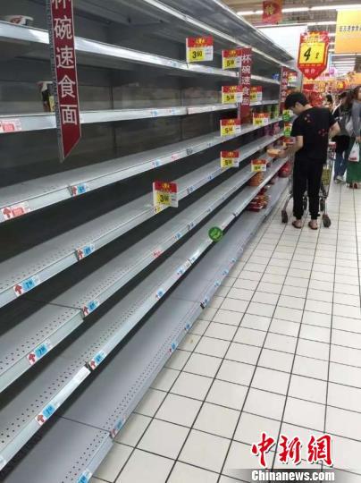 舟山市民囤物资抗台风一超市&ldquo;速食面&rdquo;被抢空
