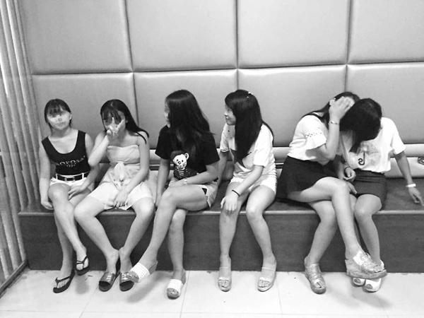 15岁女孩辍学沦为站街女揽客 被抓后摆&ldquo;V&rdquo;