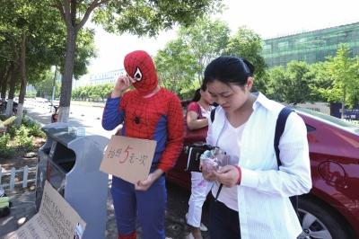 5岁半男童突患血病 母亲街头扮&ldquo;蜘蛛侠&rdquo;筹钱