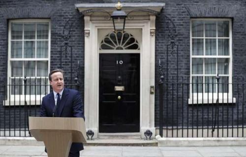 英国首相卡梅伦在唐宁街10号外就&ldquo;脱欧公投&rdquo;发表讲话。