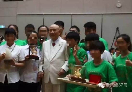 ▲2015年夏令特会上，来自大陆的青少年信徒为左坤献上黄金等礼物。 &ldquo;血水圣灵&rdquo;活动视频截图
