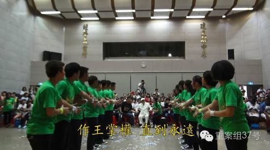 &ldquo;血水圣灵&rdquo;夏令特会上，左坤被信徒们左右拥簇。    &ldquo;血水圣灵&rdquo;活动视频截图