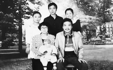 媒体：男子追砸运钞车被击毙 怪他&ldquo;作死&rdquo;吗？