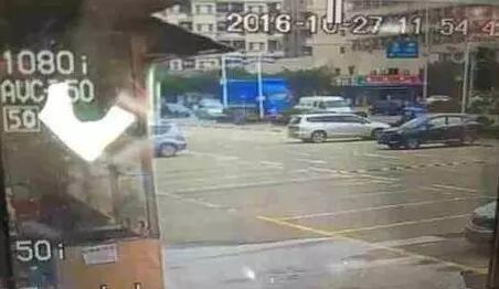 媒体：男子追砸运钞车被击毙 怪他&ldquo;作死&rdquo;吗？