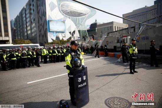 当地时间2017年3月11日，韩国首尔，韩国被停职总统朴槿惠支持者继续集会示威抗议弹劾案。为防止意外发生，警方再次以车&ldquo;筑墙&rdquo;阻隔示威人群。