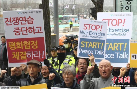 当地时间3月7日，韩国民众在美国驻韩国大使馆前举行反战集会，抗议韩美举行的&ldquo;关键决心&rdquo;和&ldquo;秃鹫&rdquo;联合军事演习。