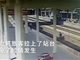 监拍男子幻想被追杀跳下站台视频 铁路职工47秒将人救出