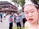 实拍网红主播夫子庙辣眼睛直播 摆不雅动作骚扰女性被城管抬走