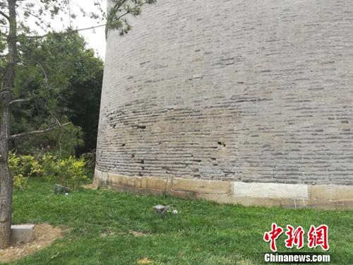 宛平城墙上的坑孔。有一位老人说，这是当年&ldquo;七七事变&rdquo;，日军炮击宛平城留下的弹孔。上官云 摄