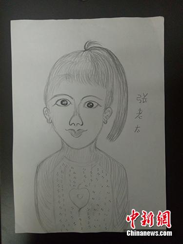 &ldquo;张老太&rdquo;为同行记者所画的肖像。马俊玮 摄