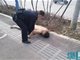 男子与儿子吵架后想不开 大街上裸奔自残满脸鲜血