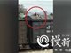 实拍重庆一对情侣为当网红爬火车拍抖音 男子被高压电烧伤险送命
