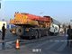 实拍沈阳大吊车追尾通勤车 吊臂直插入客舱致1死多伤