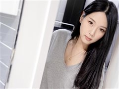 温柔长发女子灰色T恤居家吃蕉福利图集
