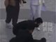 小鹏机器人首秀摔倒 被抬离现场